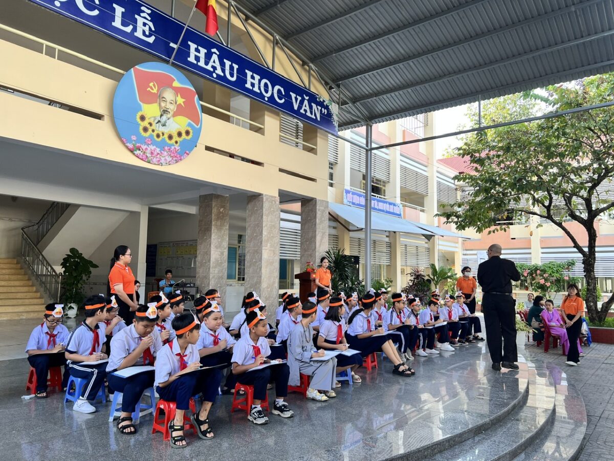 Hanex Tổ Chức Rung Chuông Vàng Đón Giáng Sinh Tại Tiểu Học Long Hương